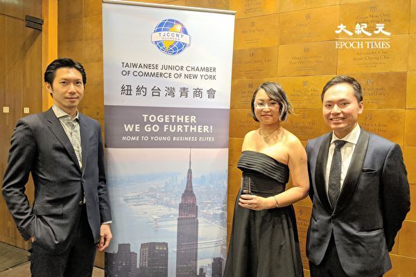 歷任會長和新任會長合影。左起：林敬倫、蔡璧徽、林維洋。